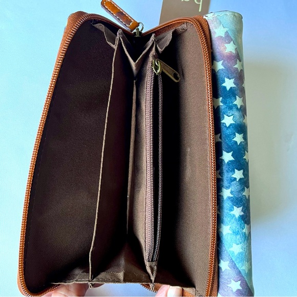 Born Concepts B.O.C American Flag/Saddle Pattern Wallet - Picture 5 of 8
